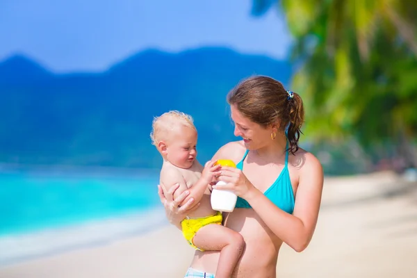 Μητέρα και το μωρό σε μια παραλία — Φωτογραφία Αρχείου