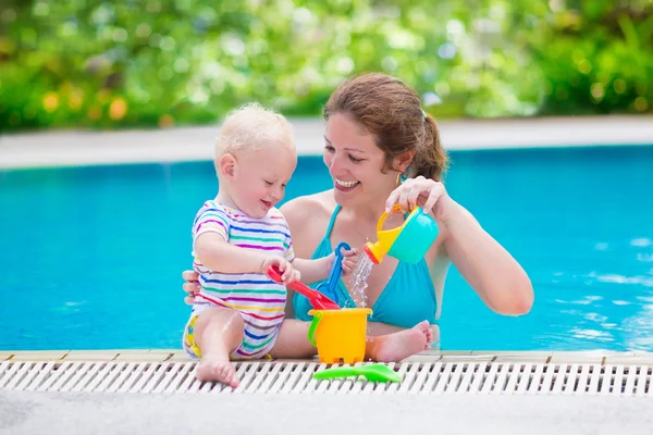 Madre y bebé jugando en la piscina —  Fotos de Stock