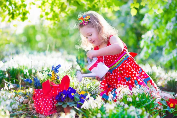 Petite fille travaillant dans le jardin — Photo