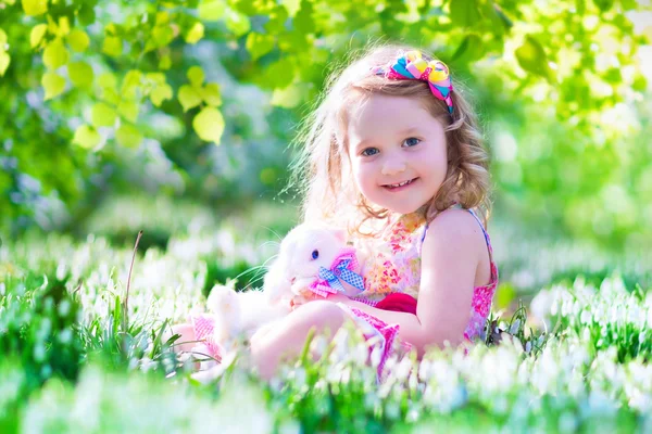 Küçük kız bir tavşan ile oynamak