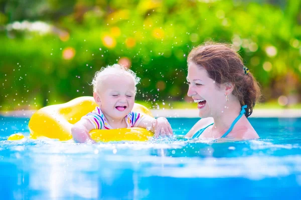 Мать и ребенок в бассейне Стоковая Картинка