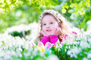 Küçük kıza yumurtası avı