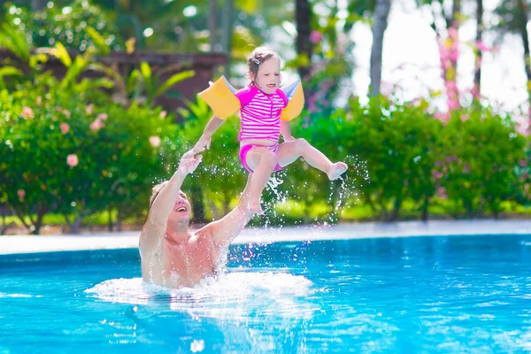 Pappa och baby flicka som leker i en pool — Stockfoto