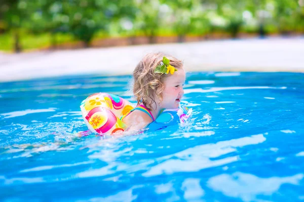 Liten flicka simma i en pool — Stockfoto