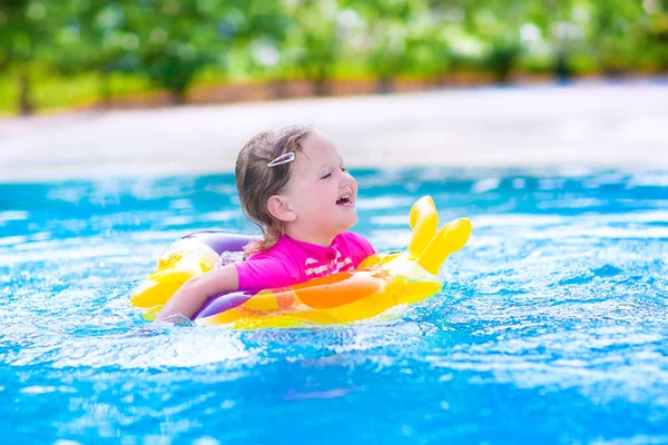 Kislány a medencében — Stock Fotó