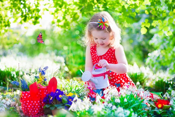 Petite fille travaillant dans le jardin — Photo