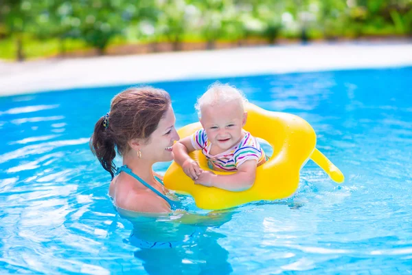 Moeder en baby in zwembad — Stockfoto