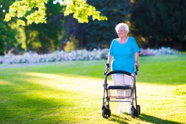 Engelli bayanla üst düzey bir walker bir parkta