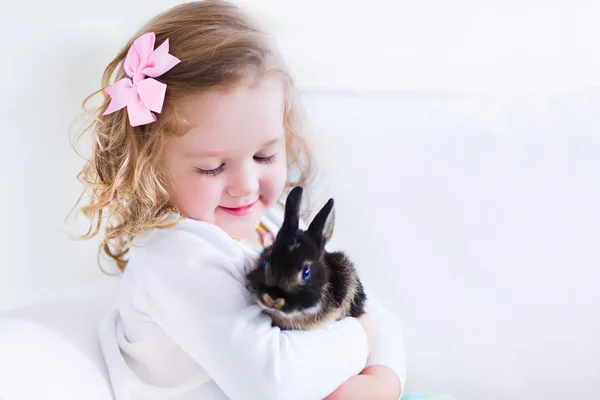 Spelen met een konijn meisje — Stockfoto