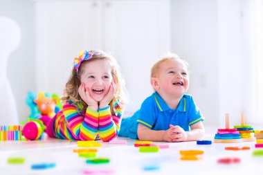 Ahşap oyuncaklar ile oynama Cjildren