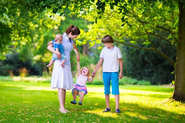 Mère et enfants dans un parc — Photo