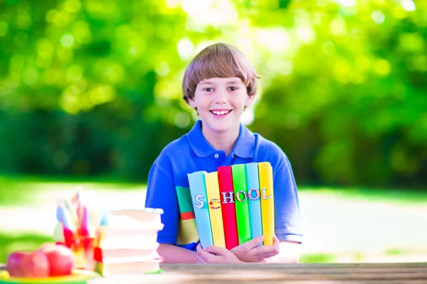 Scuola ragazzo con libri — Foto Stock