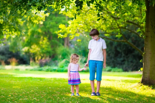 Barn leker i en park — Stockfoto