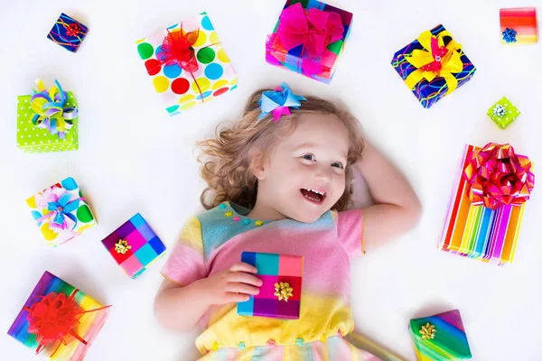 Petite fille avec des cadeaux d'anniversaire — Photo