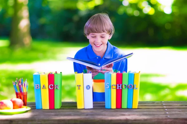 Menino da escola Lendo um livro — Fotografia de Stock