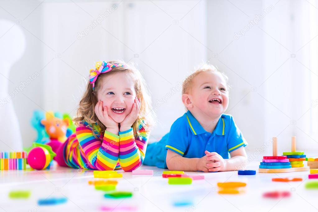 imagenes de niños con juguetes