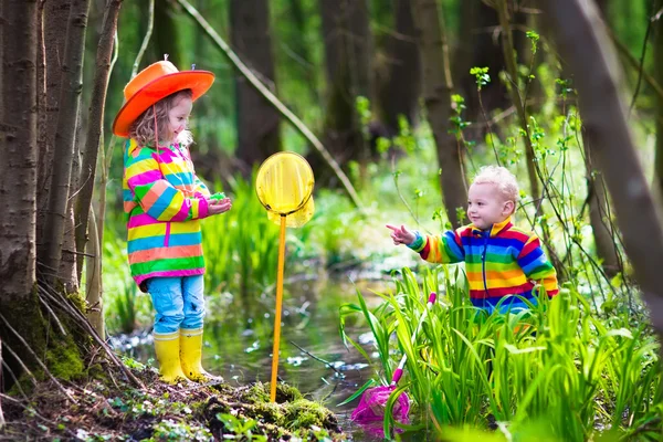 Niños jugando con rana — Foto de Stock