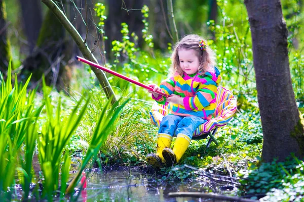 钓鱼在森林里的小女孩 — 图库照片