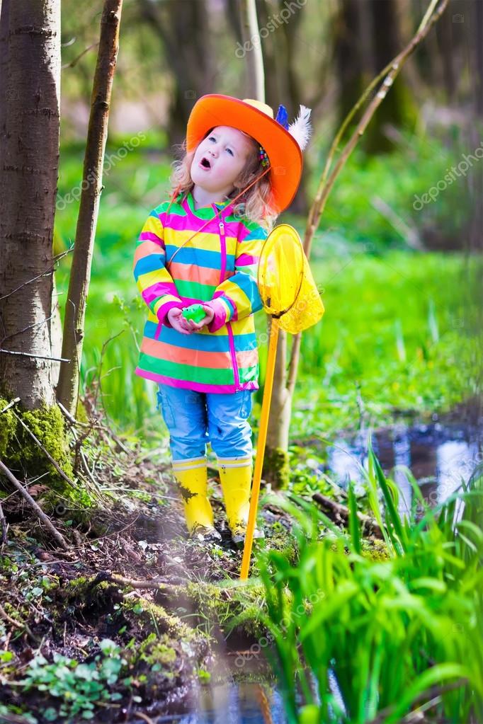 Little girl catching a frog — Stock Photo © FamVeldman #70741951
