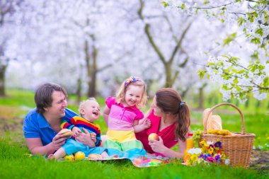 Çocuklarla olan piknik açık havada genç aile