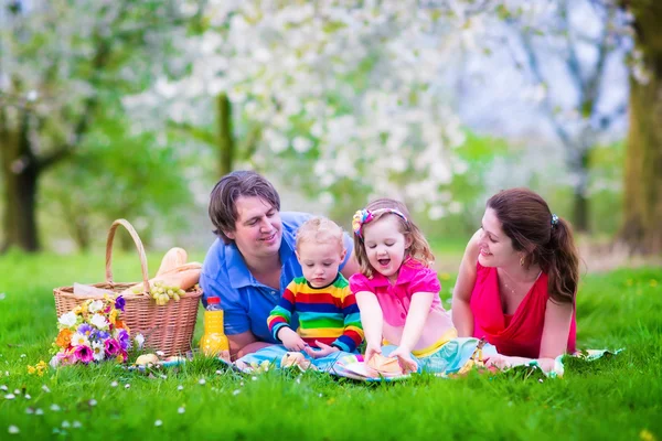 Ung familj med barn att ha picknick utomhus — Stockfoto