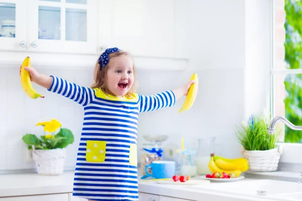 Niña preparando el desayuno en una cocina blanca —  Fotos de Stock