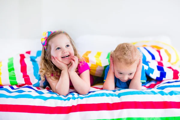 Crianças dormindo sob cobertor colorido — Fotografia de Stock