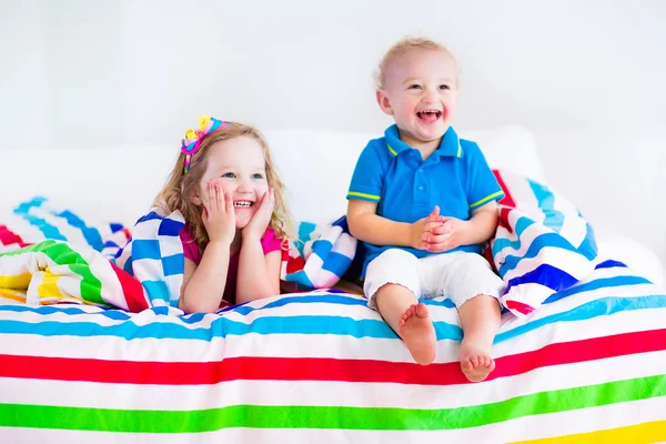 Děti spí pod dekou barevné — Stock fotografie