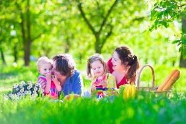 Çocuklarla olan piknik açık havada genç aile
