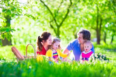 Çocuklarla olan piknik açık havada genç aile