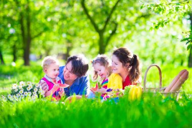 Çocuklarla olan piknik açık havada genç aile