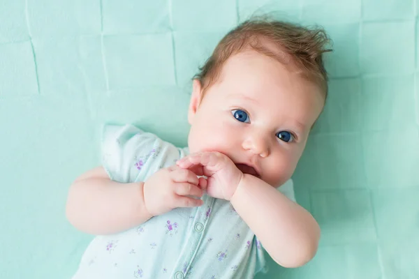 Petit bébé sur une couverture tricotée — Photo