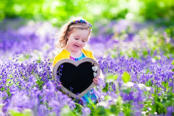 Bluebelss çiçekler, küçük kız — Stok fotoğraf