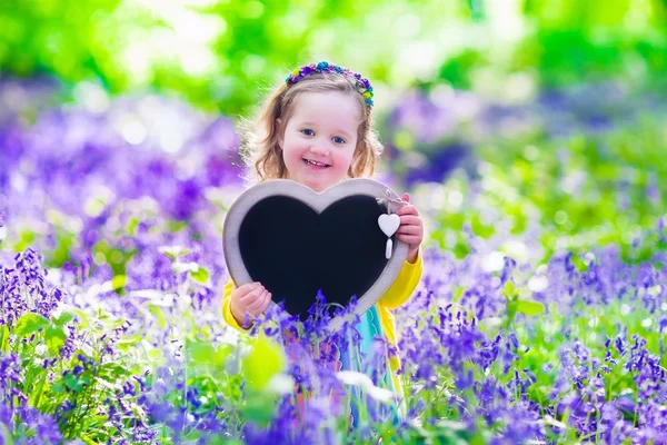 Bluebelss çiçekler, küçük kız — Stok fotoğraf