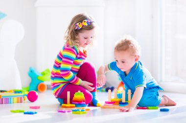 Ahşap oyuncaklar ile oynama Cjildren