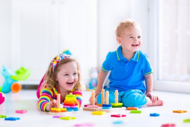 Ahşap oyuncaklar ile oynama Cjildren