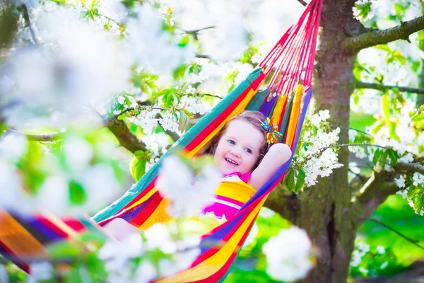 Klein meisje ontspannen in een hangmat — Stockfoto