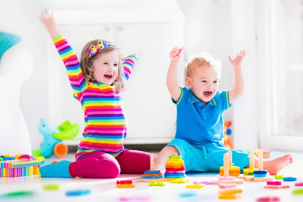 Děti hrající si s dřevěnými hračkami — Stock fotografie