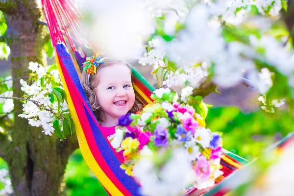 Menina relaxante em uma rede — Fotografia de Stock