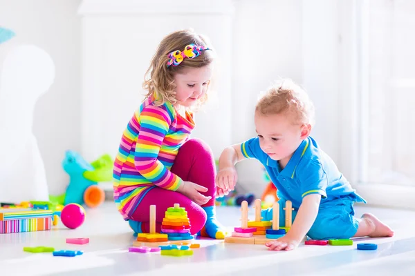 Cjildren hraje s dřevěnými hračkami — Stock fotografie