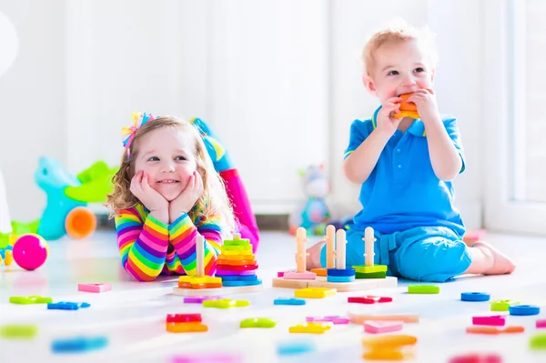 Cjildren spelen met houten speelgoed Rechtenvrije Stockfoto's