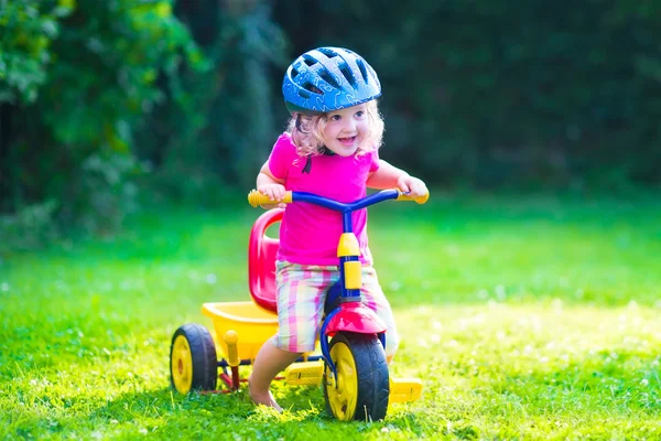 Menina em uma bicicleta — Fotografia de Stock