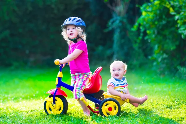 자전거에 두 아이 — 스톡 사진