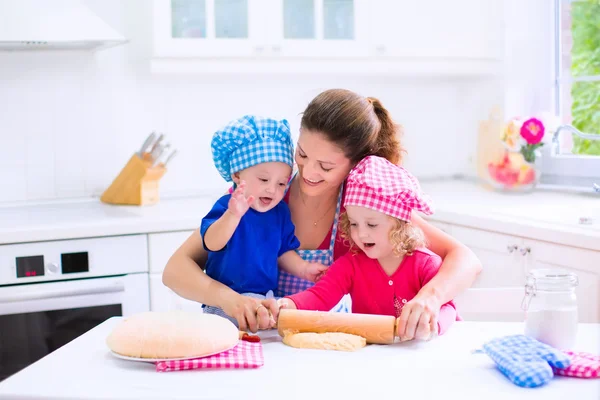 Dzieci do pieczenia w Biała kuchnia — Zdjęcie stockowe