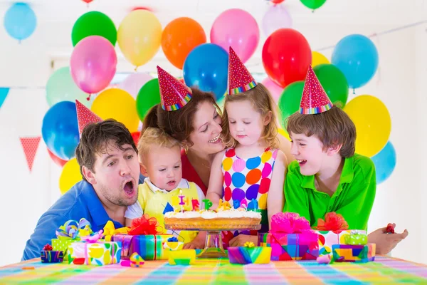 Famiglia festeggia la festa di compleanno — Foto Stock