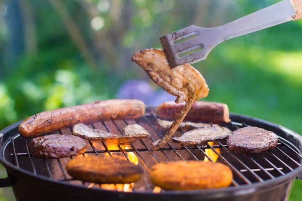 Carne alla griglia su barbecue — Foto Stock