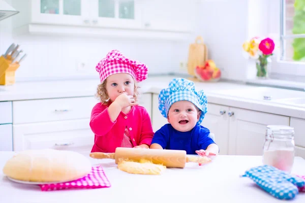 Bambini che cucinano in una cucina bianca — Foto Stock