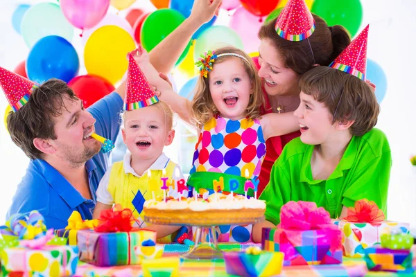  Niños celebrando cumpleaños fotos de stock, imágenes de Niños celebrando cumpleaños sin royalties