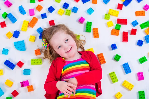 Mała dziewczynka bawiąca się kolorowe bloki — Zdjęcie stockowe