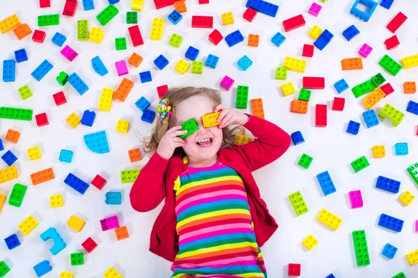 Menina brincando com blocos coloridos — Fotografia de Stock